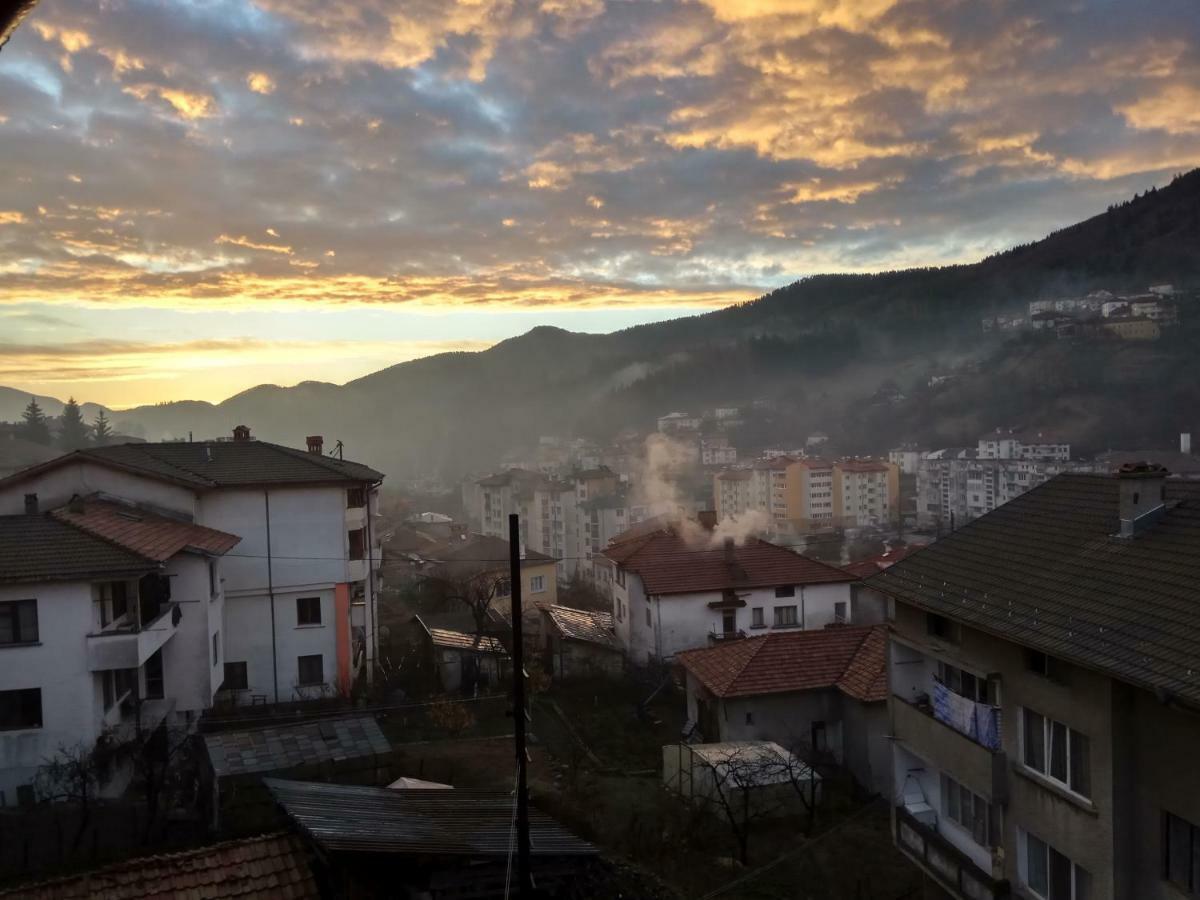 Yellow House Smolyan Luaran gambar