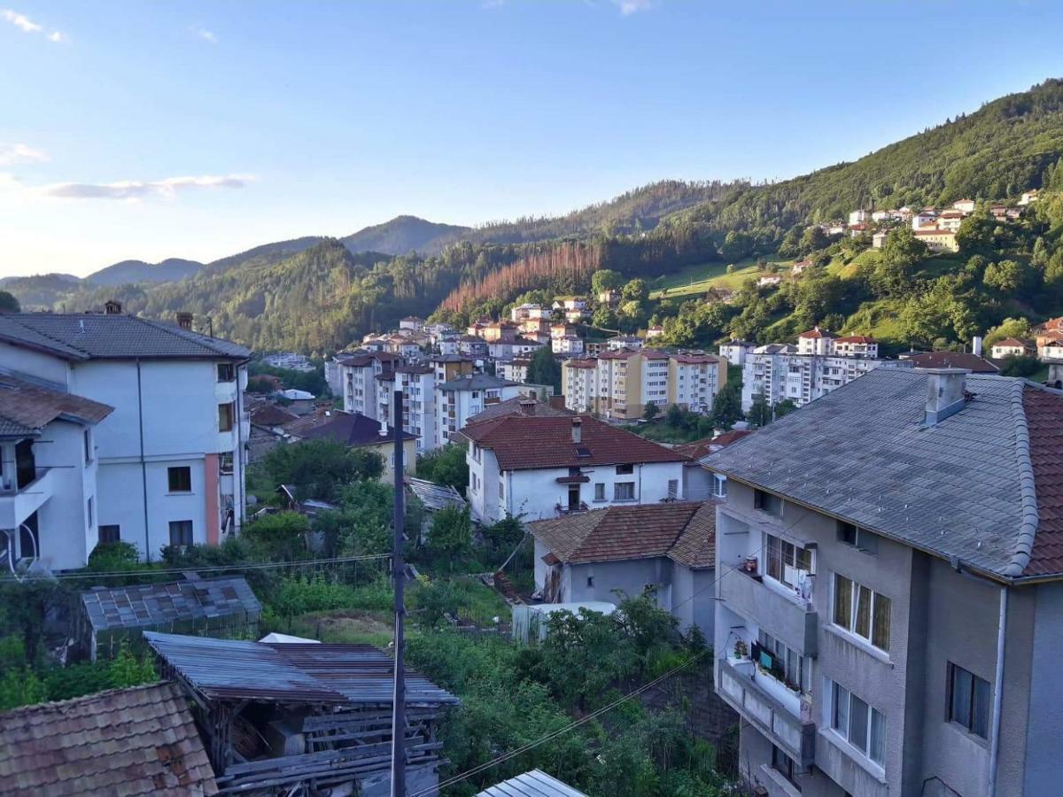 Yellow House Smolyan Luaran gambar